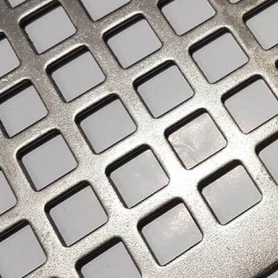 Acciaio inossidabile 304 409L lamiera perforata in 0,6 mm 0,8 mm spessore 2 mm per applicazioni industriali di lunghezza personalizzata