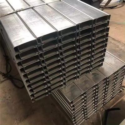 Sezioni di canale in acciaio di peso leggero laminate a caldo con lunghezza in base alle esigenze del cliente