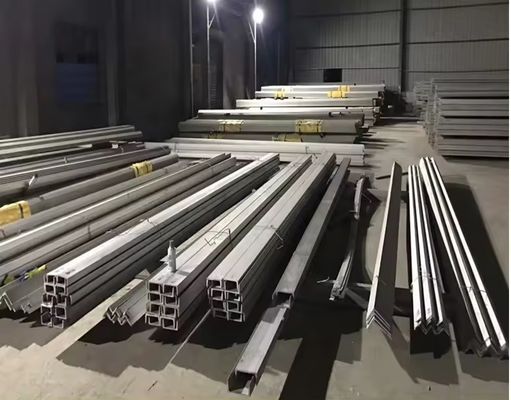 Sezioni di canale in acciaio di peso leggero laminate a caldo con lunghezza in base alle esigenze del cliente