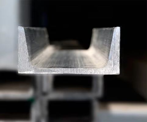 Sezioni di canale in acciaio di peso leggero laminate a caldo con lunghezza in base alle esigenze del cliente